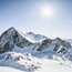 Schneebedeckte Berge bei Sonnenschein unter klarem blauem Himmel